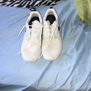 Nike roshe black and white